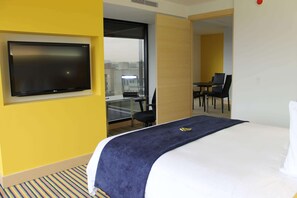 Suite, 1 King Bed | Premium bedding, down comforters, in-room safe, desk - Wyndham Bogotá (Bogotá)