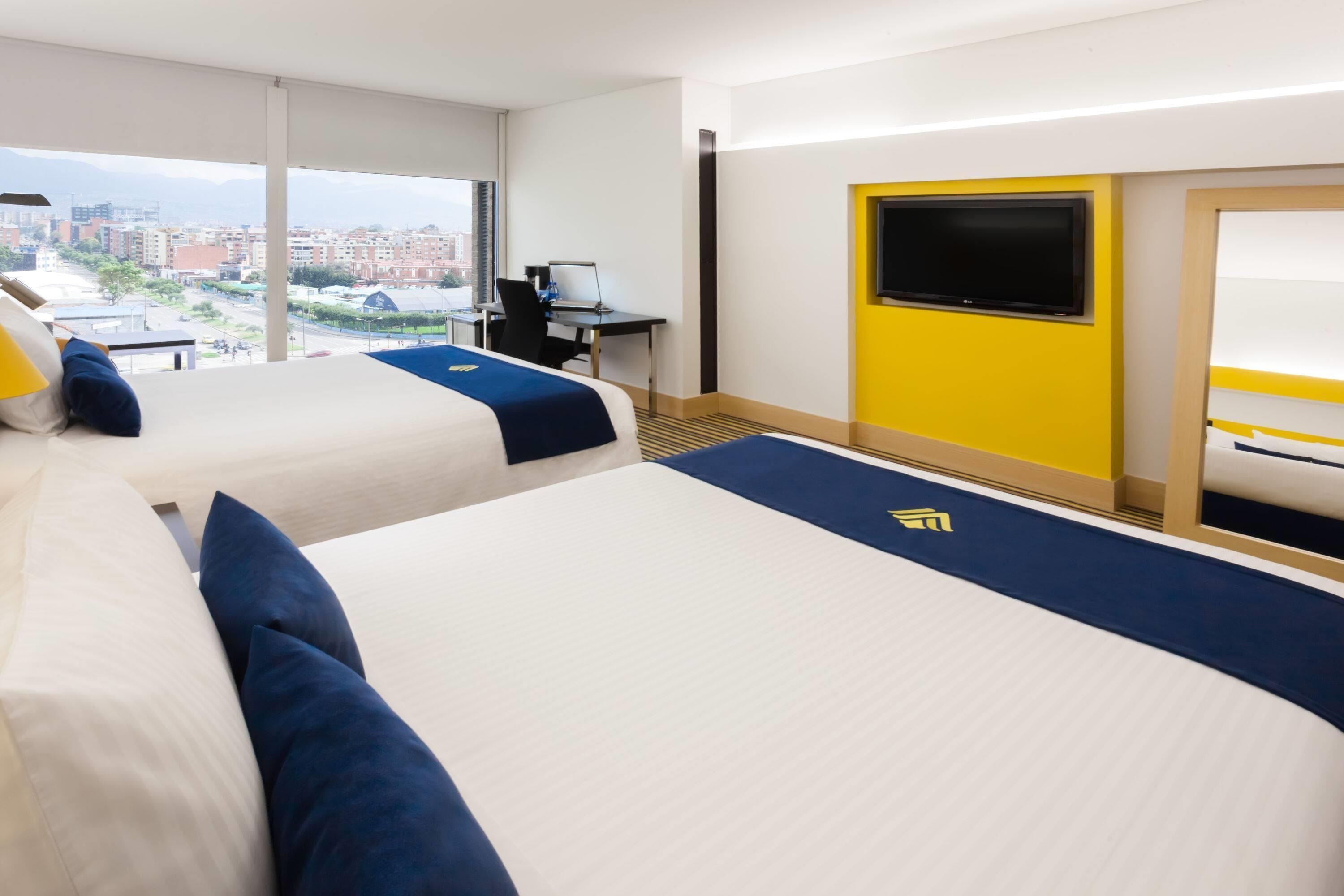 Handicap | Premium bedding, down duvets, in-room safe, desk
