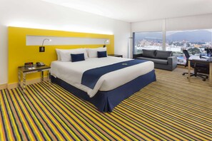 Sengetøy av topp kvalitet, dundyner, safe på rommet og skrivebord