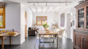 Une cuisine spacieuse avec une table à manger, des chaises et un buffet en bois.