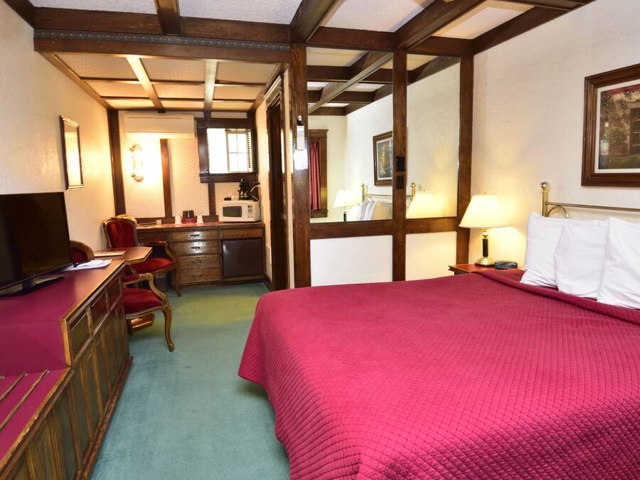 Quarto standard, 1 cama Queen | Escrivaninha, ferros/tábuas de passar roupa, Wi-Fi de cortesia