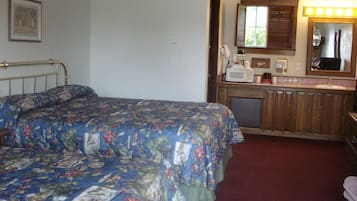 Une chambre à coucher avec un lit, une commode, un miroir et un lavabo.