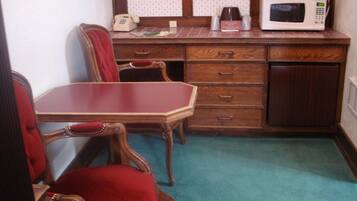 Standard Room, 1 Queen Bed | Desk, iron/ironing board, free WiFi, bed sheets