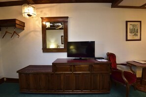 Standard Room, 1 Queen Bed | Desk, iron/ironing board, free WiFi, bed sheets