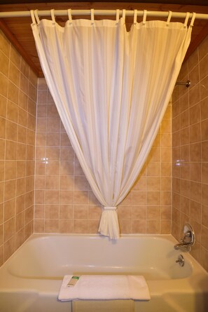 Deep-soaking bathtub