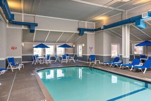 Indoor pool, open 8:00 AM to 11:00 PM, pool loungers - Park Point Marina Inn (Duluth)