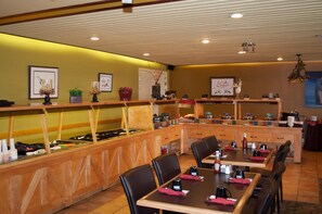 Frühstück, Mittagessen, Abendessen und Brunch werden serviert