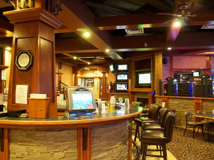 2 bars/lounges, sports bar, pub