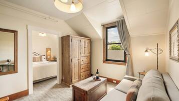 Superior Suite, Ensuite (Room 33 ) | Iron/ironing board, free WiFi, bed sheets