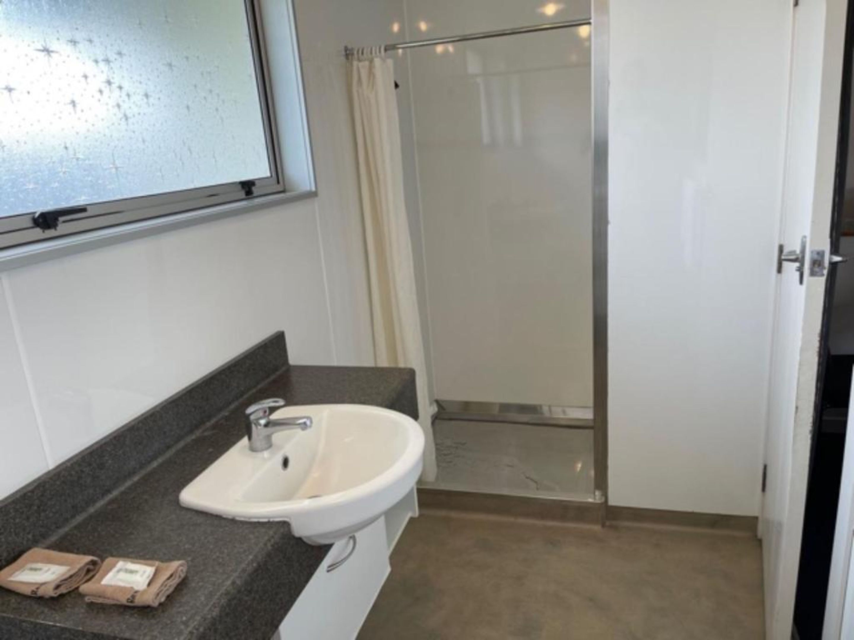 Basic Studio | Bathroom