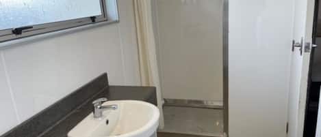 Basic Studio | Bathroom