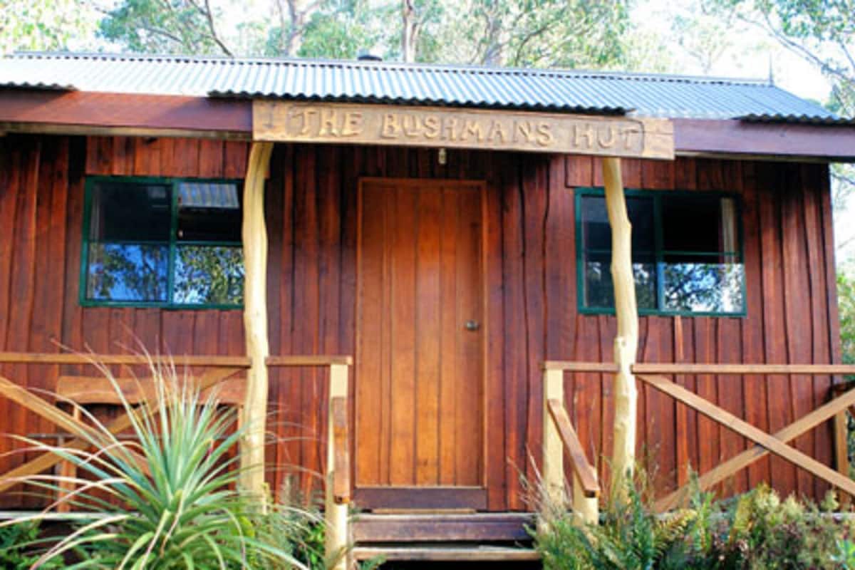 Una construcción de madera con un letrero que dice "The Bushmans Hut".