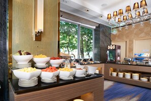 Dagelijks ontbijtbuffet (HKD 140.8 per persoon)