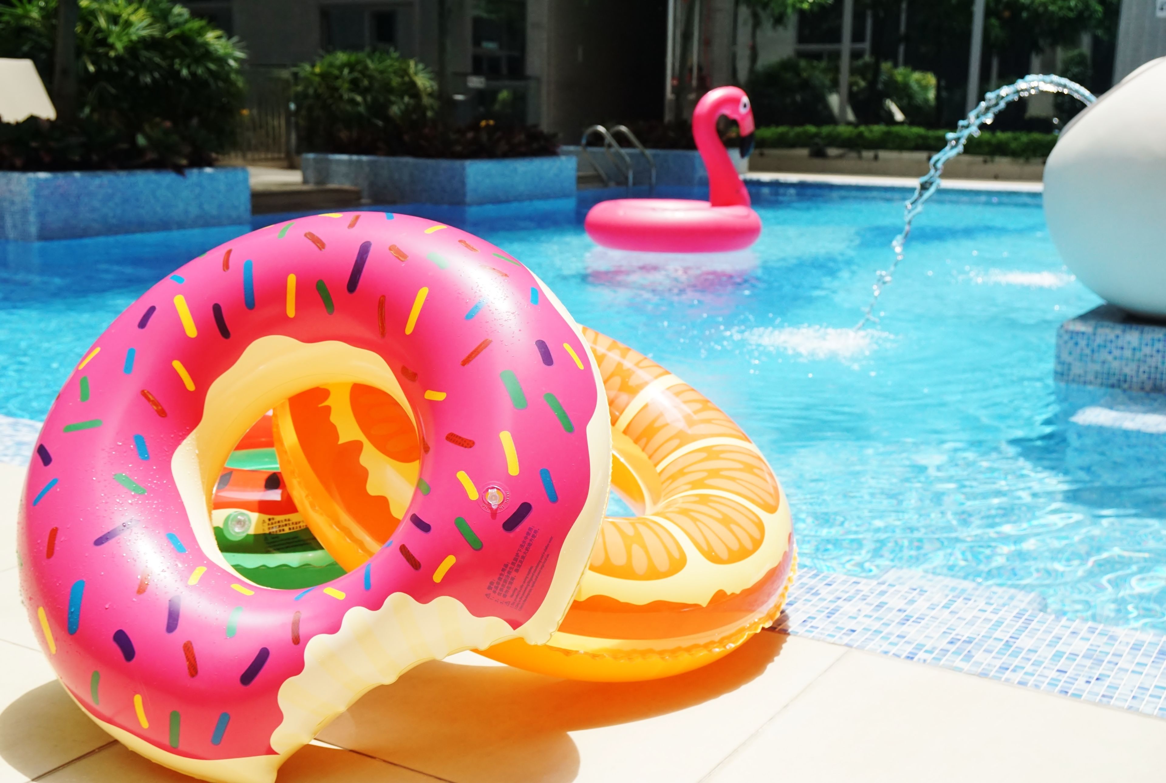 실내 수영장, 시즌별로 운영되는 야외 수영장, 08:00 ~ 18:00 오픈, 수영장 파라솔, 시설 내 인명구조원