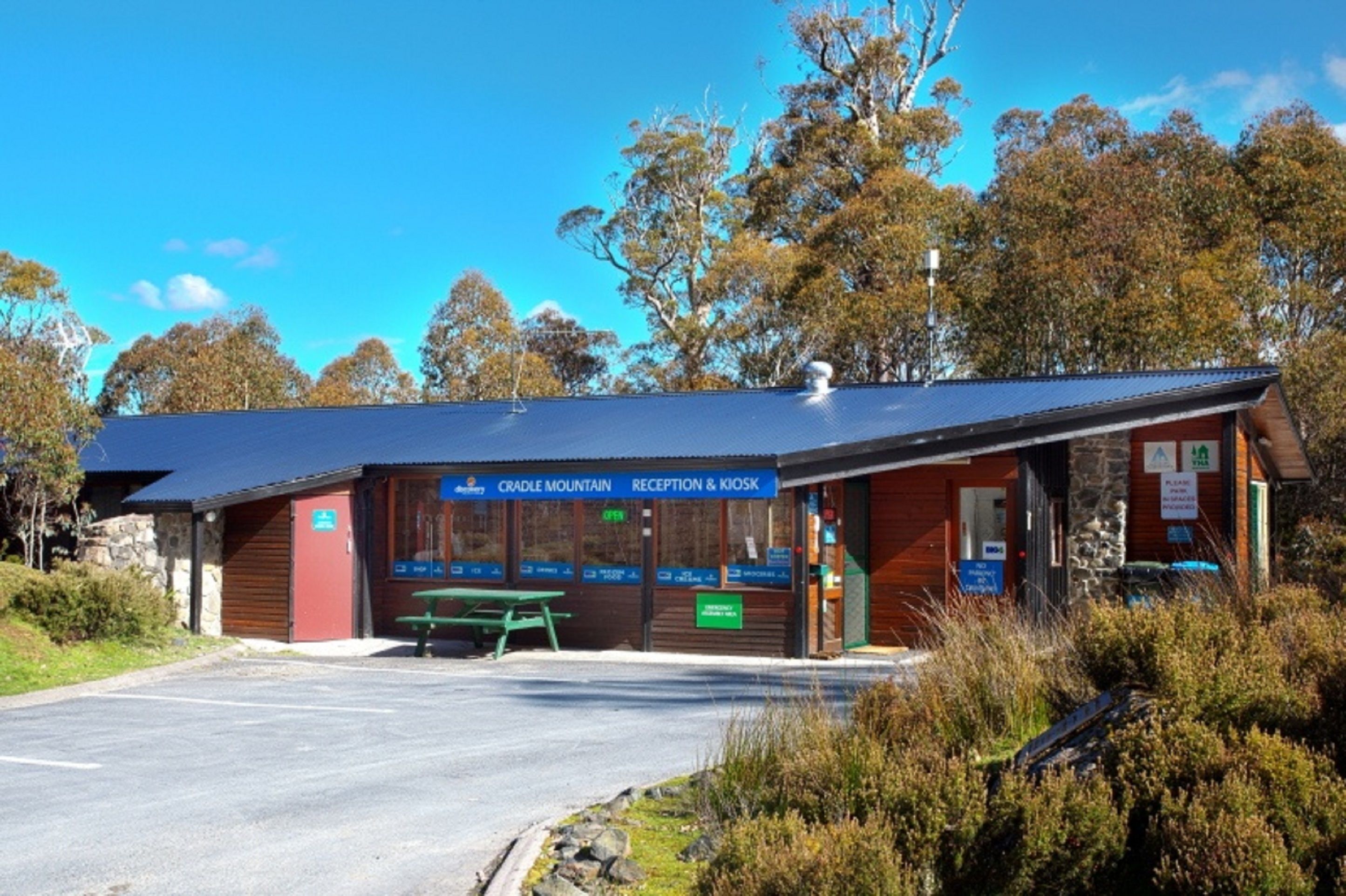 En receptions- og kioskbygning med et skilt, der viser "Cradle Mountain Reception & Kiosk".