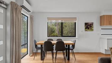 Deluxe-Ferienhütte, 2 Schlafzimmer (Sleeps 4) | Essbereich im Zimmer