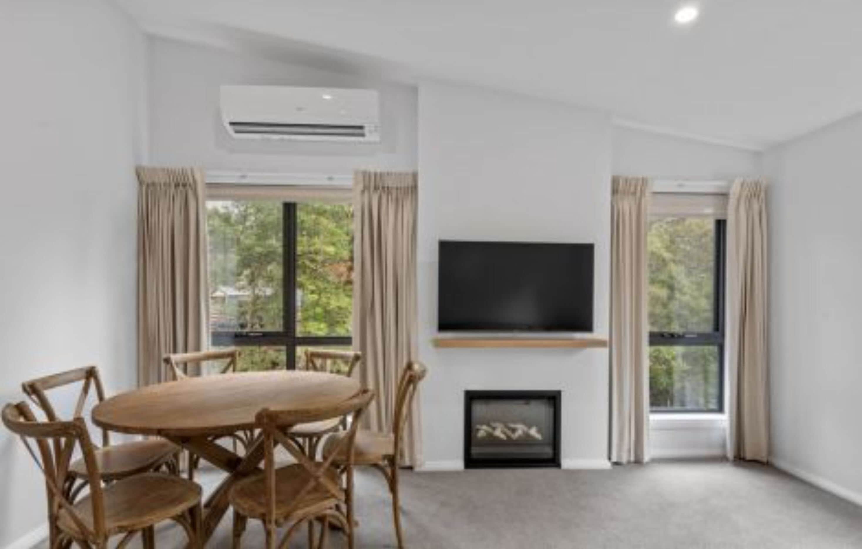 Deluxe 2 Bedroom Cabin - Sleeps 6 | In-room dining