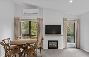 Deluxe 2 Bedroom Cabin - Sleeps 6 | In-room dining - Discovery Parks - Cradle Mountain (Cradle Mountain)