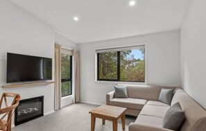 Deluxe 2 Bedroom Cabin - Sleeps 6 | Living area - Discovery Parks - Cradle Mountain (Cradle Mountain)