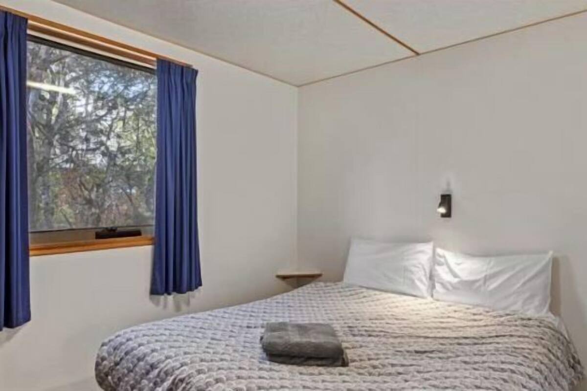 1 bedroom, blackout drapes, bed sheets