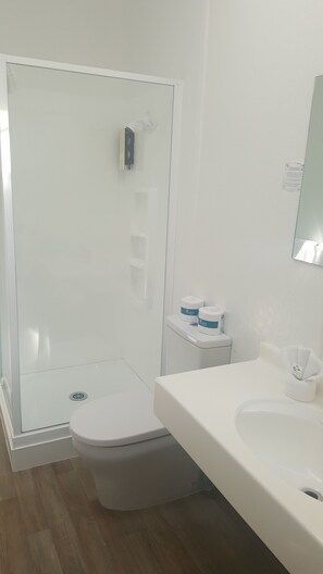 Dusche, kostenlose Toilettenartikel, Haartrockner, Handtücher