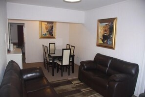 Apartment, 3 Bedrooms | Living area | Flat-screen TV, DVD player - Bayview Motel (Paihia)