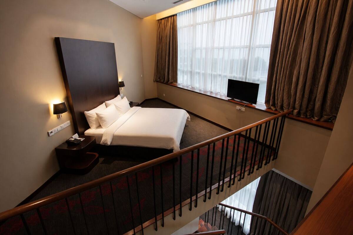 Executive Suite | In-room safe, desk, laptop workspace, blackout drapes
