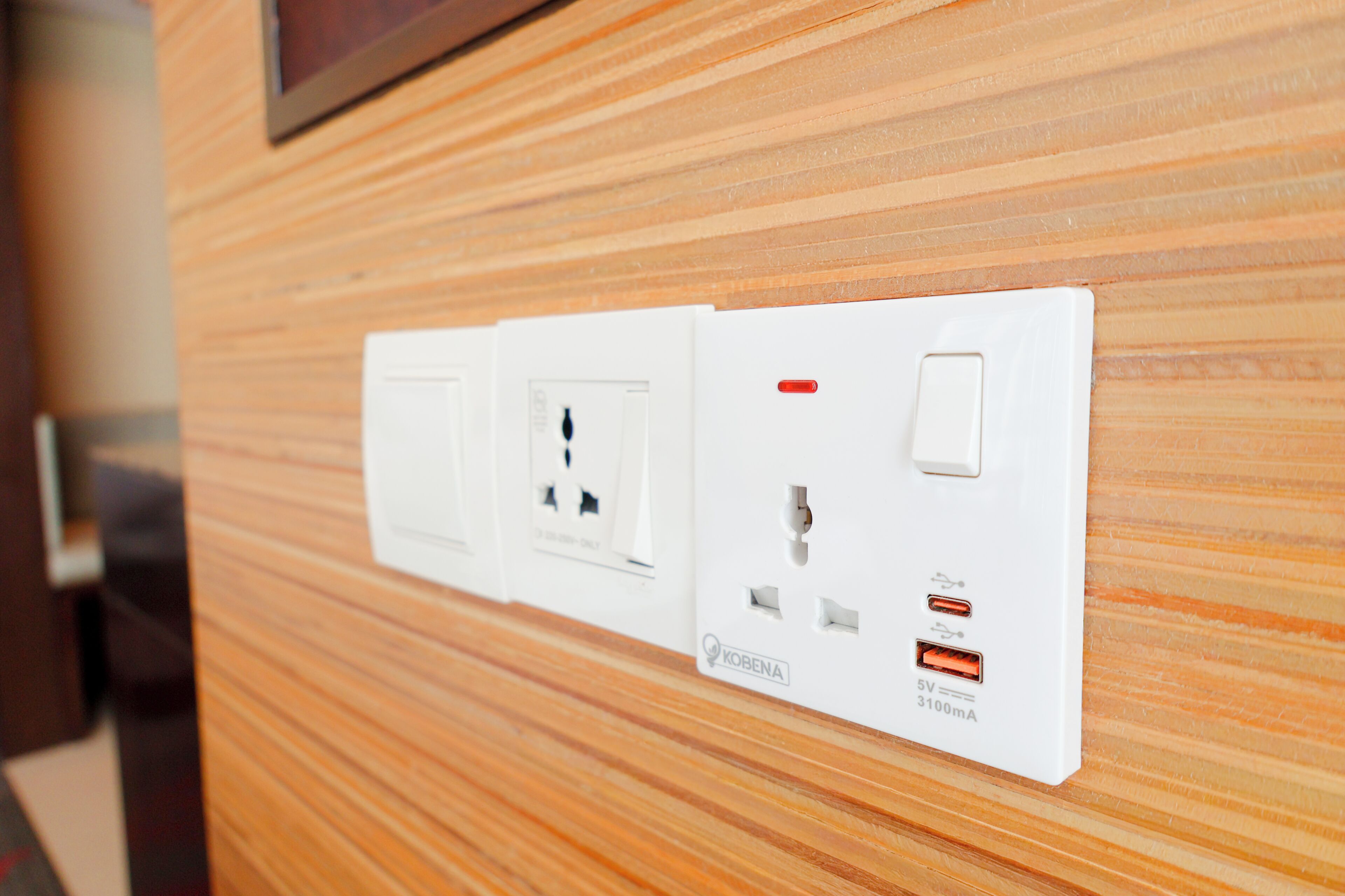 Un enchufe de pared con puerto USB y toma de corriente.