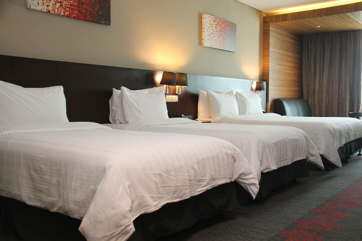 Habitació familiar (Deluxe) | Caixa forta a l'habitació i escriptori