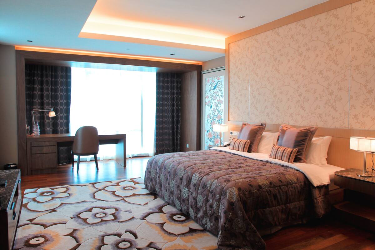 Premier Suite | In-room safe, desk, laptop workspace, blackout drapes