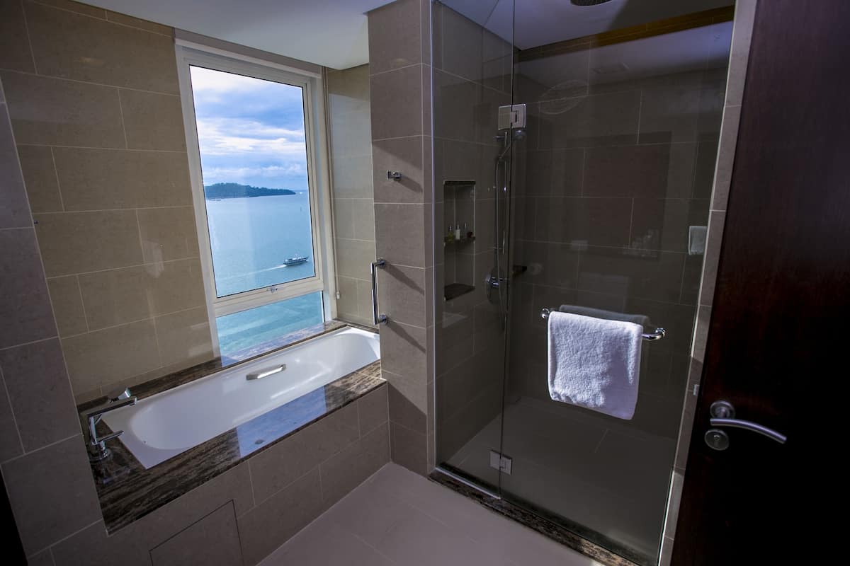 Studio Deluxe | Salle de bain | Douche, douche cascade, articles de toilette (gratuits)