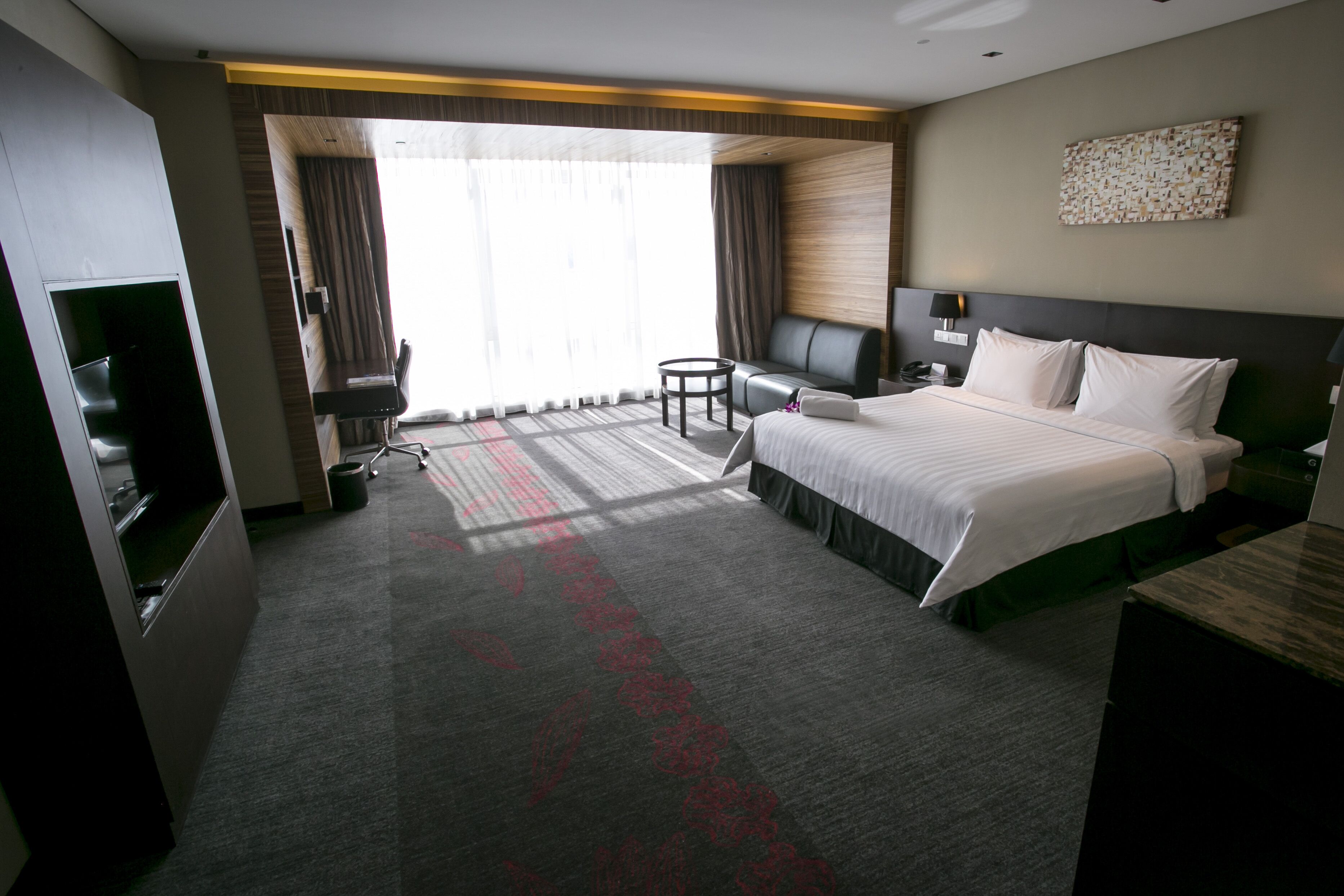 Deluxe Studio | In-room safe, desk, laptop workspace, blackout drapes