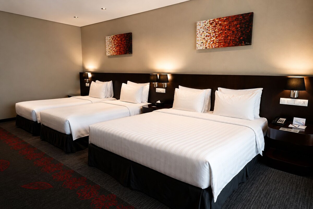 Deluxe Family Room | In-room safe, desk, laptop workspace, blackout drapes