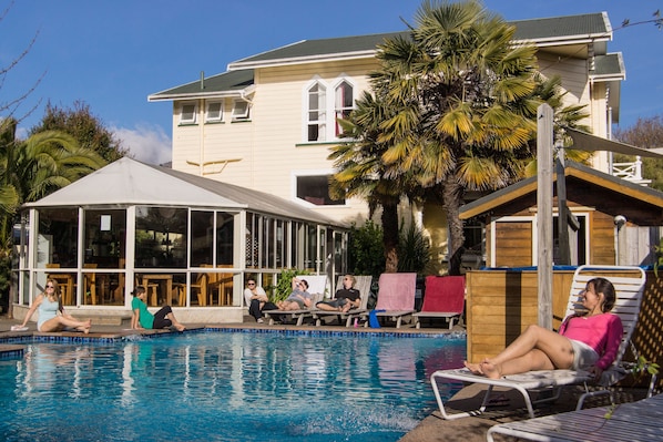 Kolam renang terbuka, kerusi lepak pantai