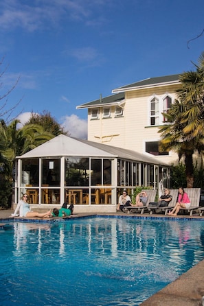 Kolam renang terbuka, kerusi lepak pantai