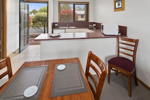 Apartamento superior (Garden) | Cozinha privada | Geladeira grande, micro-ondas, fogão, cooktop