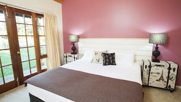 Yksilöllisesti sisustettu, yksilöllisesti kalustettu, työpöytä