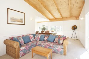 Cottage, 4 slaapkamers | Woonruimte | Een lcd-televisie en een dvd-speler