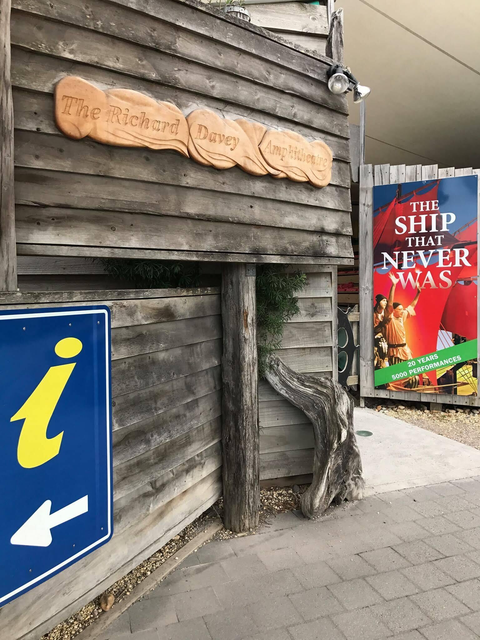 Tunnelmallinen, maalaishenkinen puurakennus, jonka yläpuolella on kyltti, jossa lukee: ”The Richard Davey Amphitheatre”. Rakennuksen seinässä on myös juliste näytelmästä ”The Ship That Never Was”, jota on esitetty 20 vuoden aikana yhteensä 5000 kertaa.