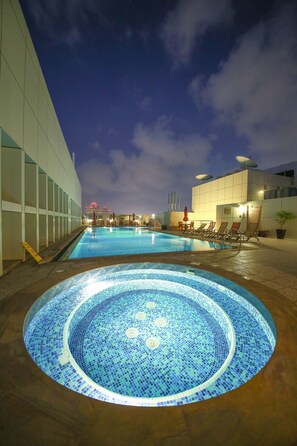Outdoor pool, pool umbrellas - Ivory Grand Hotel Apartments (Dubai)