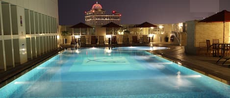 Piscine extérieure, parasols de plage