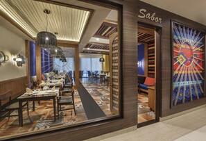 6 か所のレストラン : 朝食、ランチ、ディナーに営業