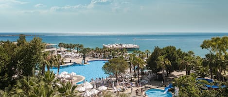 Piscine couverte, 4 piscines extérieures, parasols de plage