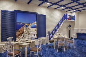 6 restaurantes; se sirve desayuno, almuerzo y cena; cocina internacional