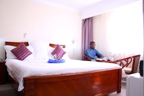 スタンダード ルーム キングベッド 1 台 | WiFi (無料)