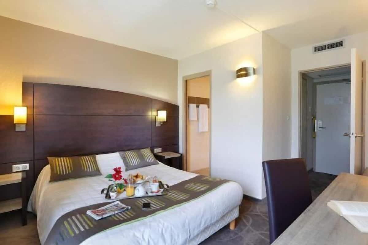 Ropa de cama de alta calidad y caja de seguridad en la habitación