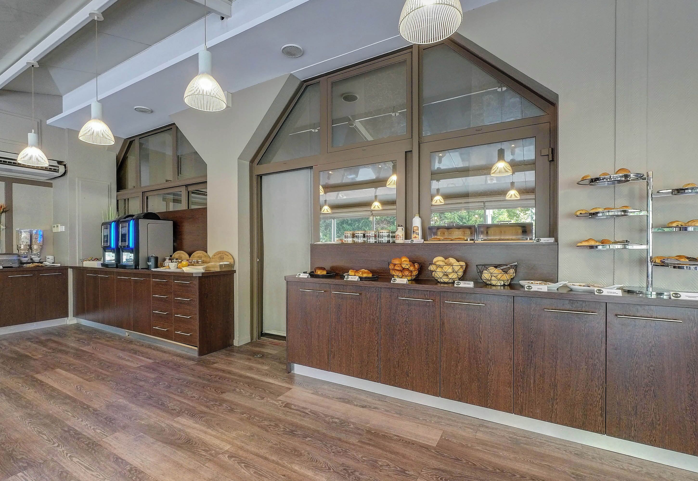 daily buffet breakfast for a fee