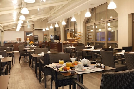 Restaurant. B&B HOTEL Montbéliard-Sochaux
