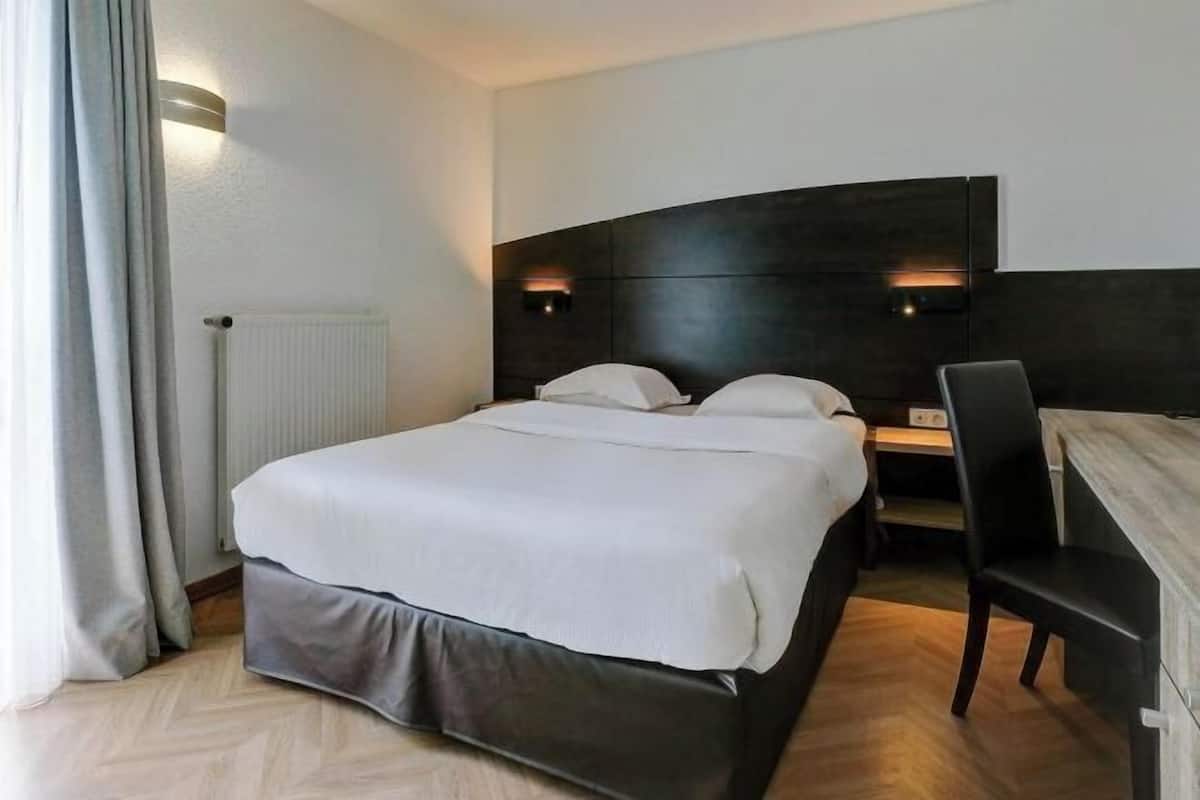 Premium bedding, in-room safe, desk, blackout drapes