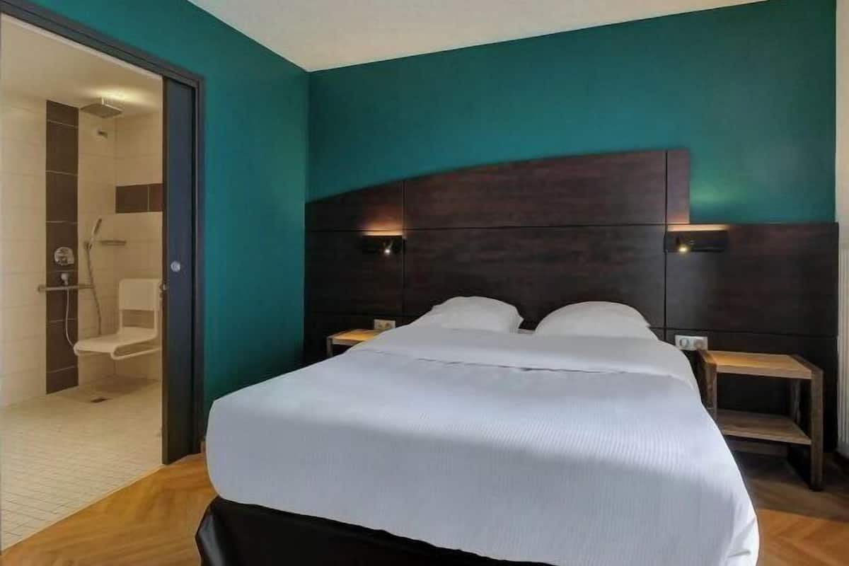 Premium bedding, in-room safe, desk, blackout drapes